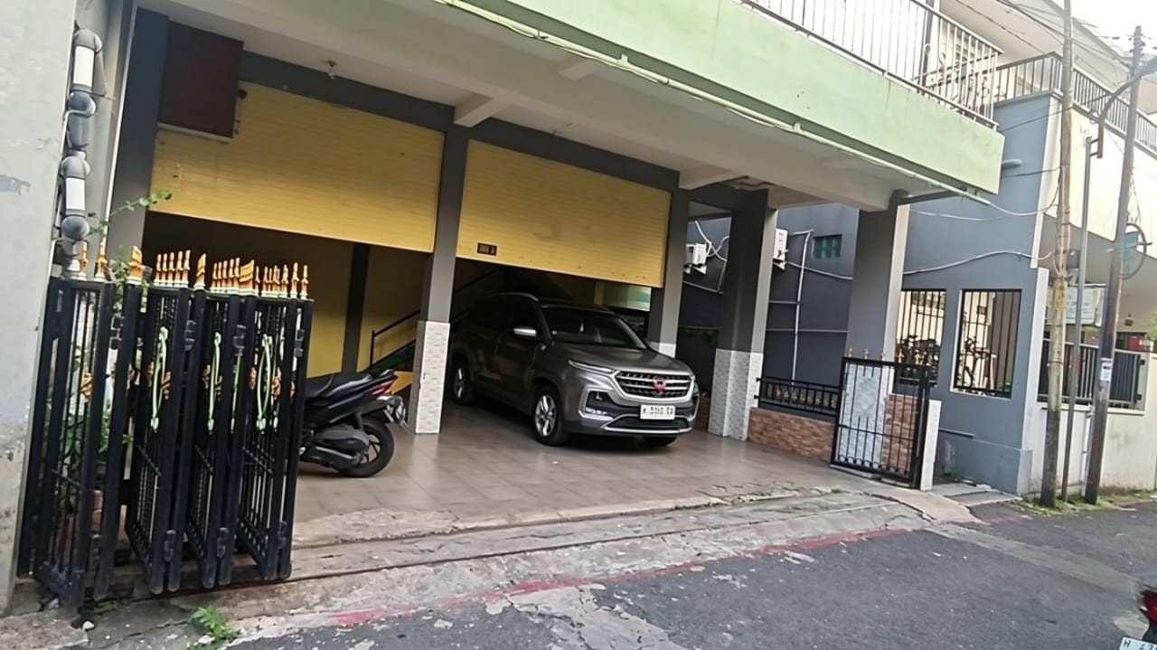 Parkiran motor Kost Sista Putra 1