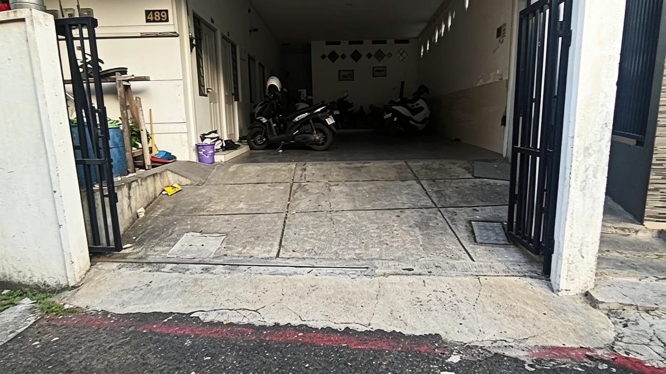 Parkiran motor Kost Sista Putra 2