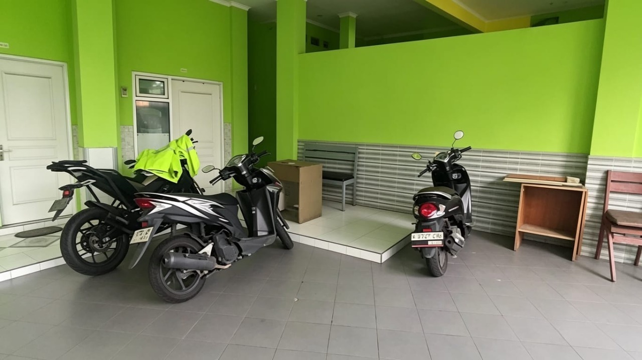 Parkiran motor Kost Sista Putra 3