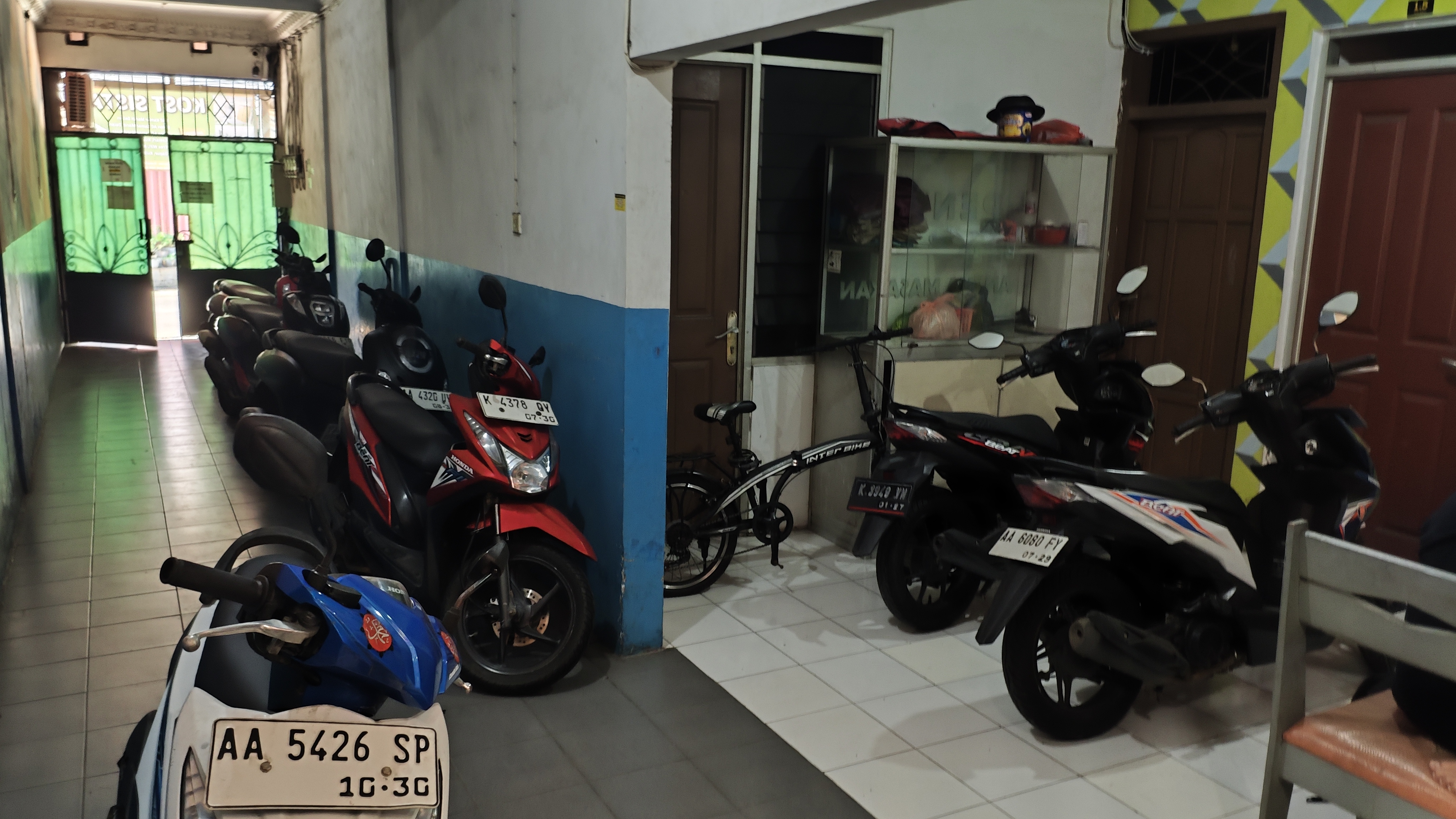 Parkir motor Kost Sista Putri